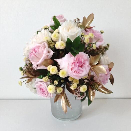 Элегантная пастельная роза — композиция в вазе с золотыми акцентами