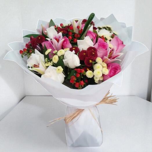 Charming Pink   White Lily Rose Bouquet with Hypericum Berries