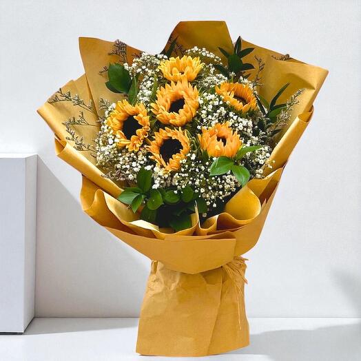 Букет «Солнечное цветение» – подсолнухи, гипсофила   рускус