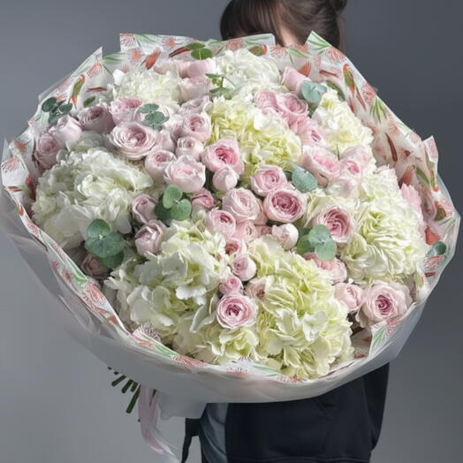 Ramo de peonía suave, rosa spray y hortensias