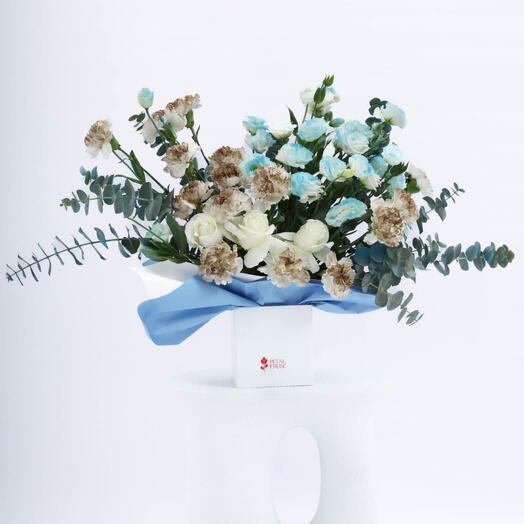 Композиция из белых лизиантусов в коробке