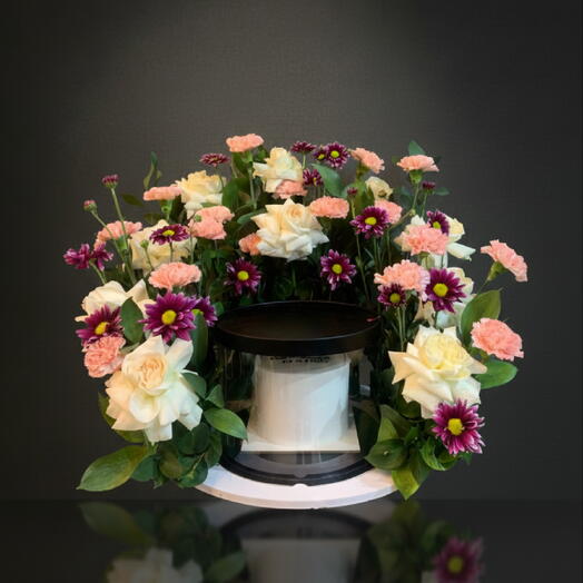 CAKE ON FLOWER ON CIRCLE BOARD
