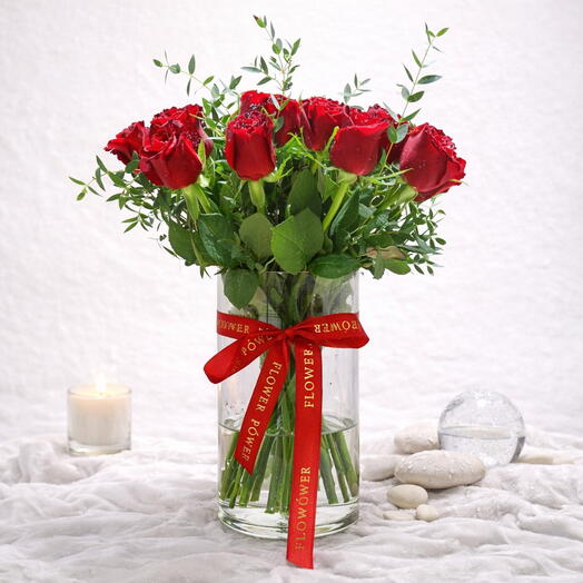 Ruby Elegance – 11 rosas rojas en jarrón de cristal