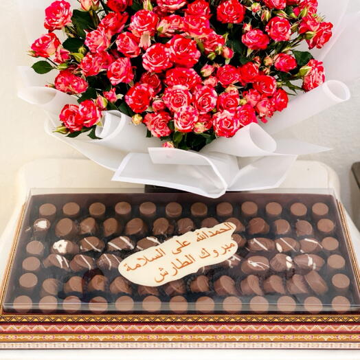 Bandeja de chocolates y ramo de flores