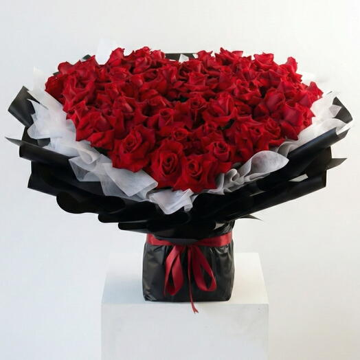 Букет из 99 красных роз в форме сердца – идеальная любовь ко Дню святого Валентина