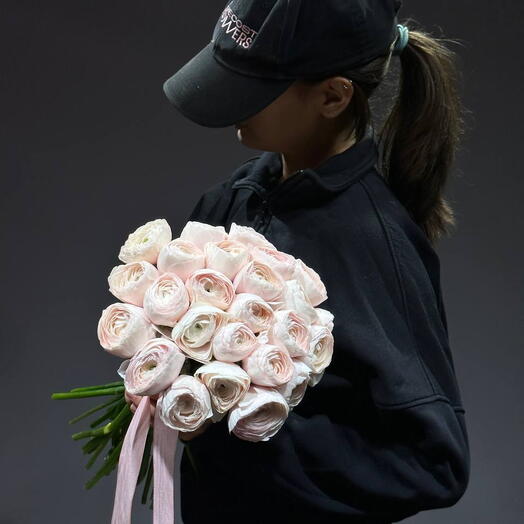 Un delicado ramo de ranúnculos de Hanói