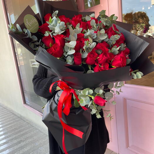 31 belles roses rouges avec eucalyptus