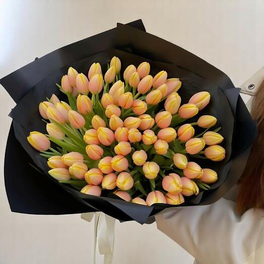 Современный букет из 61 оранжевого тюльпана – стильный подарок в черной обертке для элегантных мероприятий