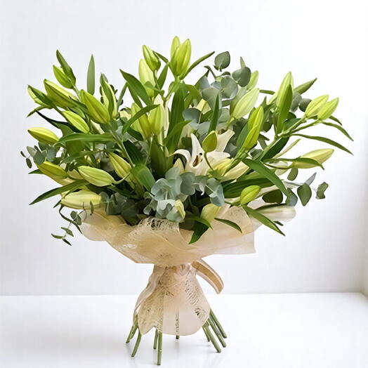 Элегантный букет из 15 белых лилий с эвкалиптом   Сетчатая упаковка