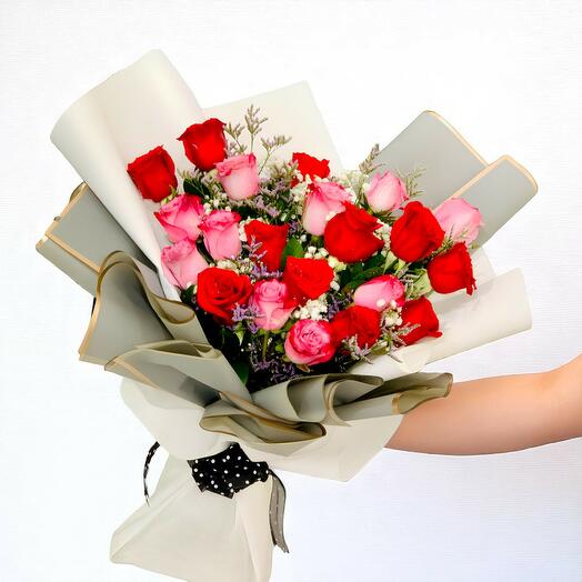 Bouquet de roses rouges et violettes