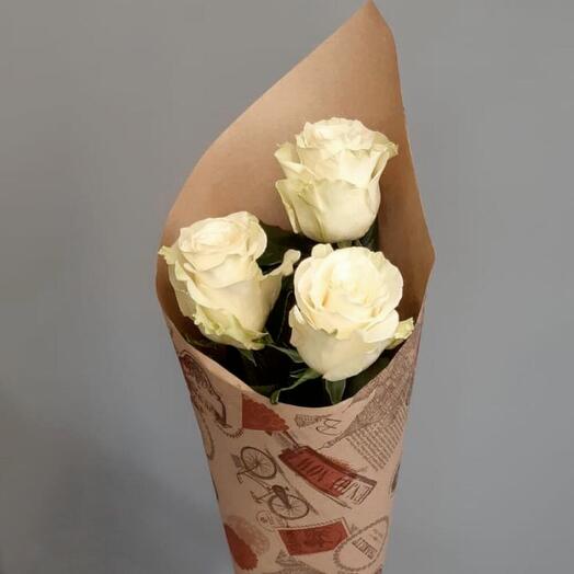 3 белых розы