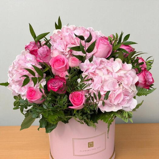 Розовые румяна в коробке;