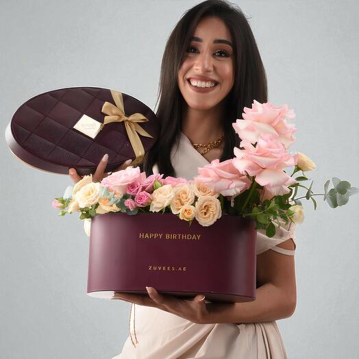 Персиковая цветочная коробка ко дню рождения с шоколадом Bostani