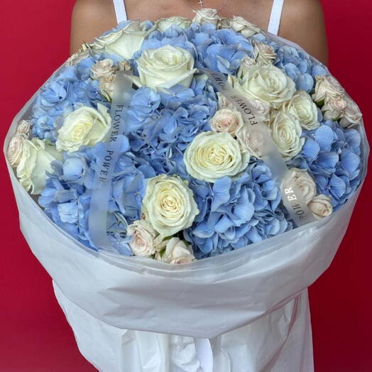 Голубое небо навсегда: букет гортензий, роз и спрей-роз