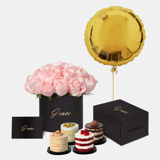 Розовые розы в коробке с мини-тортом и воздушными шарами
