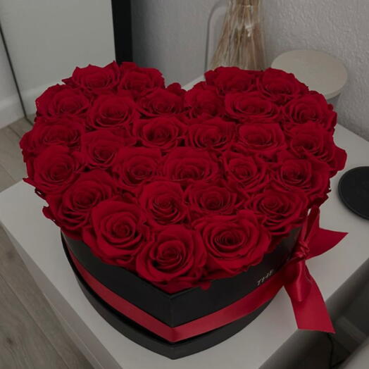 Премиум 25 красных роз в коробке в форме сердца