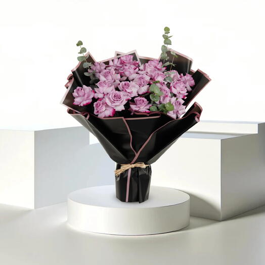 Иллюзия – 20 фиолетовых роз с эвкалиптом в черной упаковке |