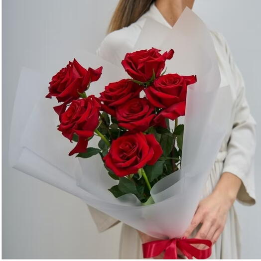 Букет из 7 очаровательных красных роз