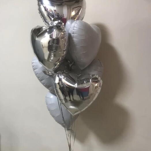 Набор белых и серебристых шаров в форме сердца