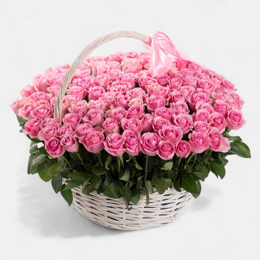 Корзина ко Дню матери — 151 роза с длинными стеблями розового цвета