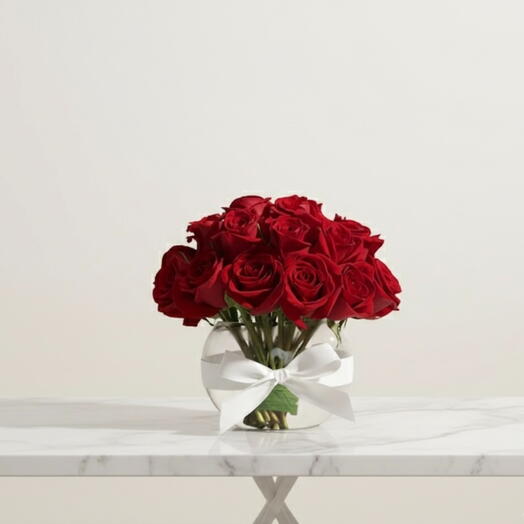 20 красных роз в вазе