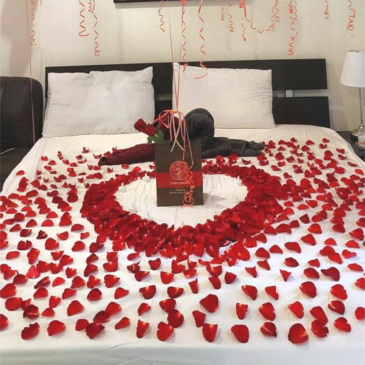 Оформление комнаты «Страстные лепестки»