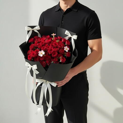 Букет красных роз в чёрной упаковке