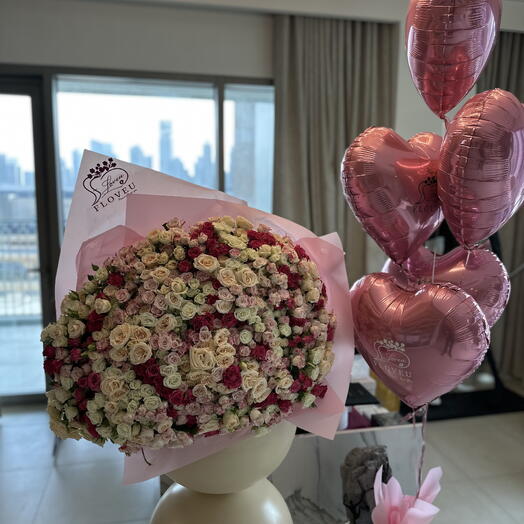300 spray roses gift set with baloons