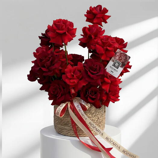 Алый сад: деревенская корзина с отогнутыми краями