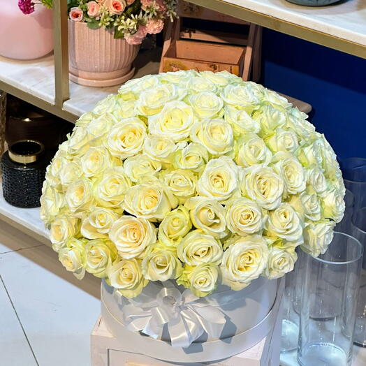 باقة من 100 وردة بيضاء نقية في علبة