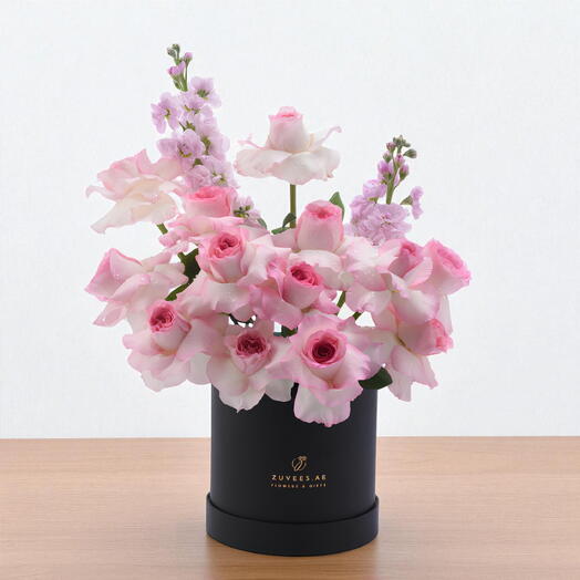 Étreinte rose dans boîte Bloom noire