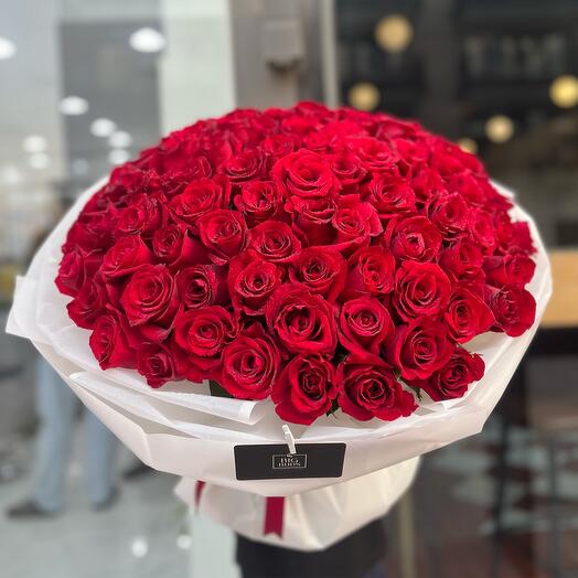 101 роза в белой упаковке