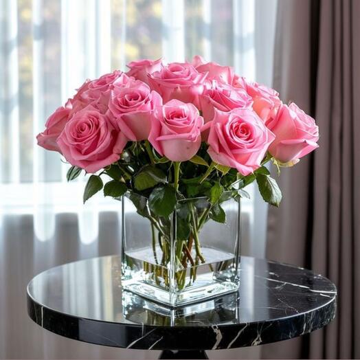 Розовая роза в квадратной вазе