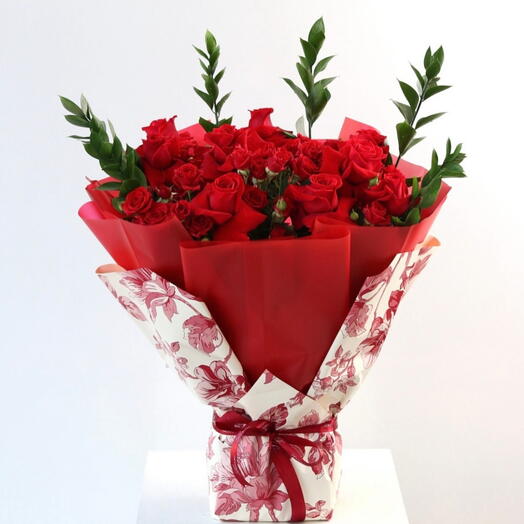 Ramo de rosas rojas para regalo de Navidad