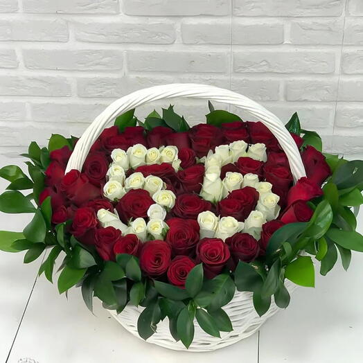 55.ª celebración con lujosa cesta de rosas rojas y blancas