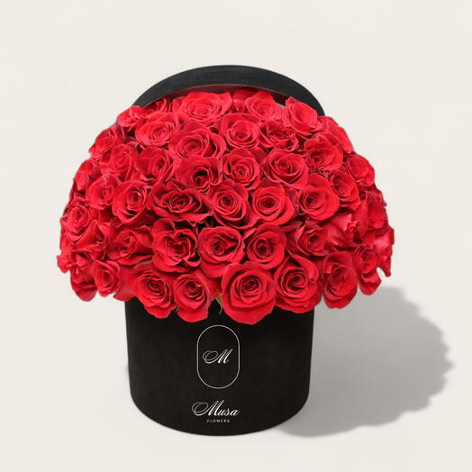99 роскошных ярко-красных роз в шляпной коробке для годовщины или дня рождения