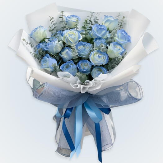 Океанский синий: роза со стеблем, окрашенным в синий цвет, стебель эвкалипта