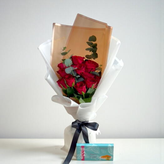 Kunafah de pistacho con chocolate y rosas rojas