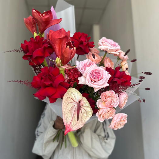 True Love Red – Смешанный букет из роз и антуриума 7500