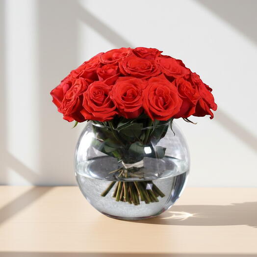 Букет эквадорских роз Royal Red в стеклянной вазе