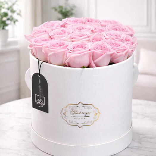 Нежная элегантность – розовые розы в роскошной белой коробке