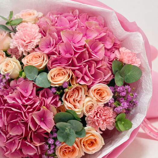 Букет с розовой гортензией и романтическими розами