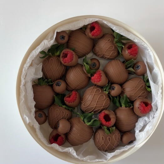 Premium strawberry set in milk chocolate, 12 pieces with berries