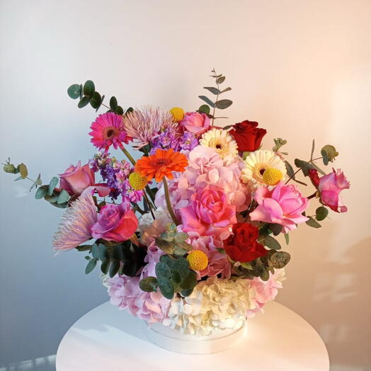 Композиция в вазе: роза, гербера с эвкалиптом и гортензией