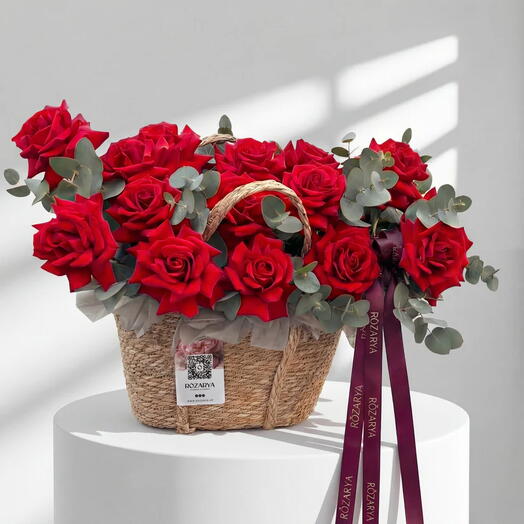Красные розы: Алая садовая корзина