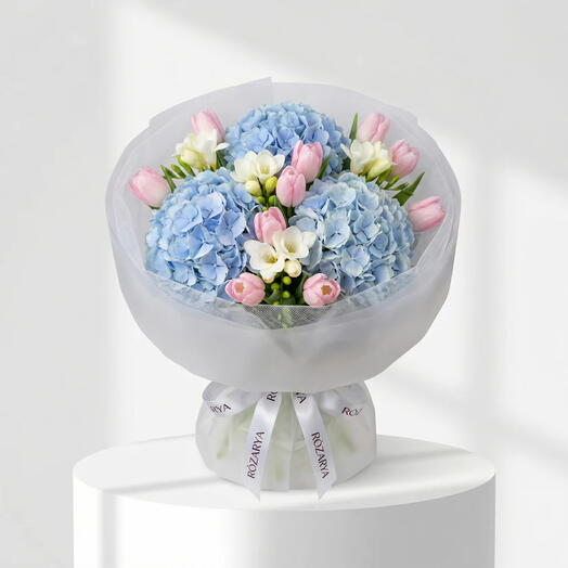 Лазурное пастельное облако: Голубая гортензия, Розовый тюльпан фрезия Люкс