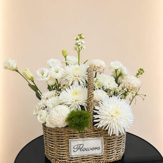 سلة زهور بيضاء أنيقة