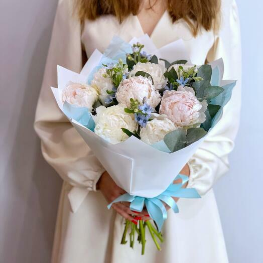 White peonies and forget-me-nots 7238