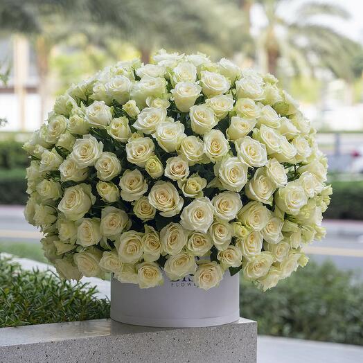 200 белых роз в коробке