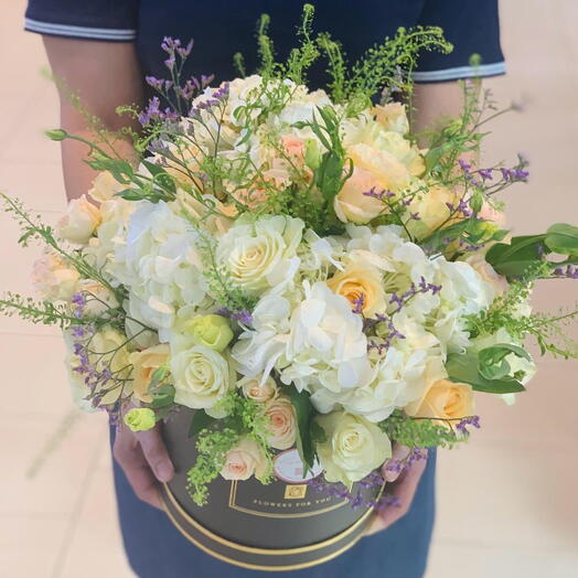 Гидрангия   микс роз  аксессуары и коробка